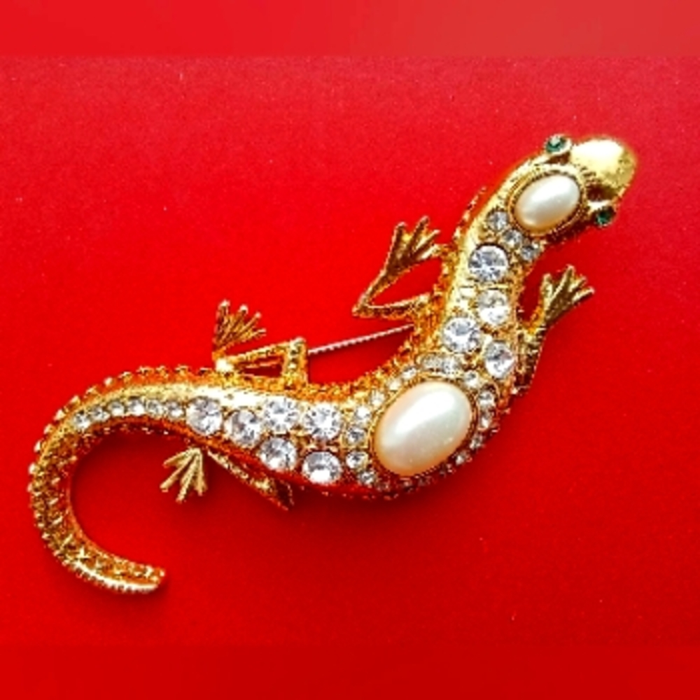 Large Vintage Gold Toned Rhinestone & 2 Faux Pearl Caboshones Lizard Brooch